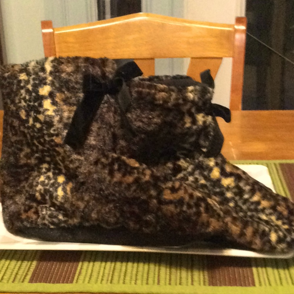 Retro.  NWOT leopard skin slippers in size 6.